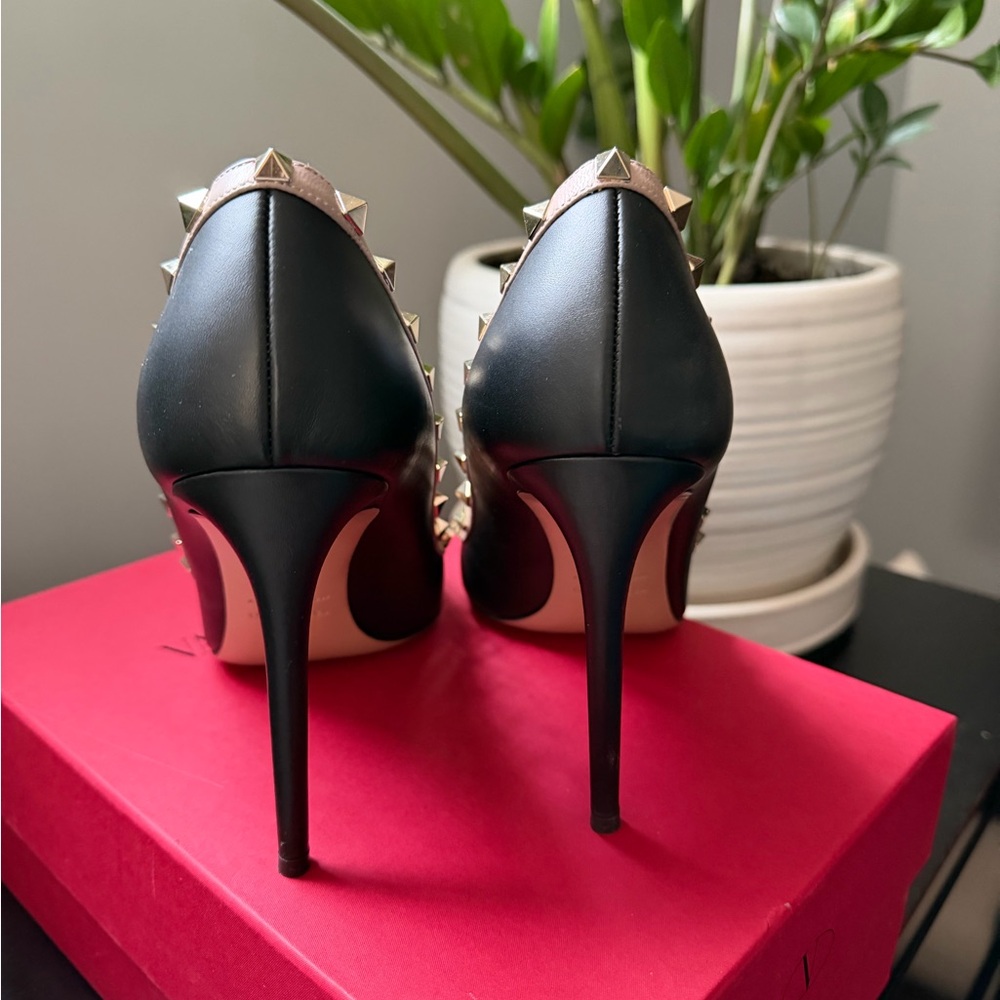 Valentino Garavani Black Leather Rockstud Pointed Pumps with Nude Trim - Picture 3 of 6
